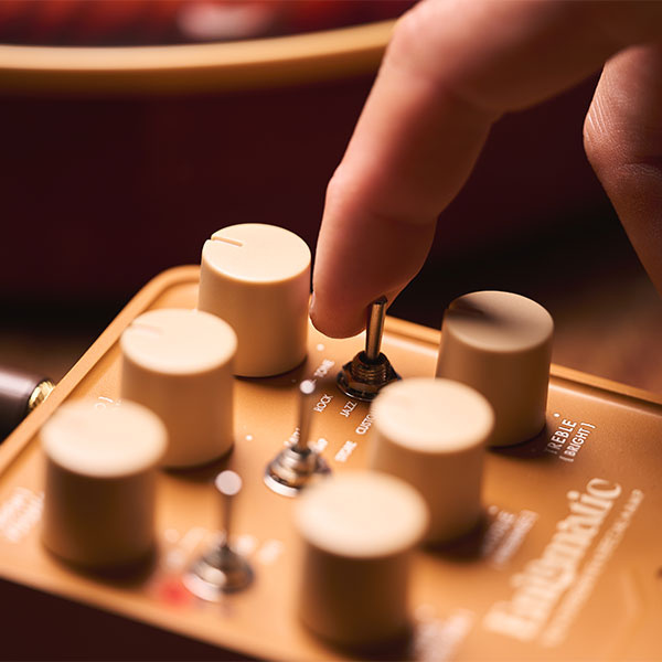 UA - UAFX Enigmatic 82 Overdrive Special Amp