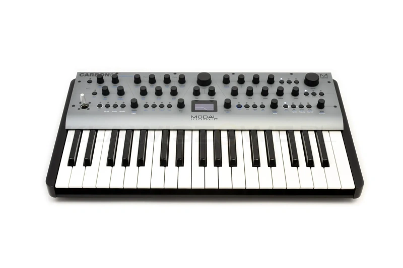 Modal Carbon8 - Syntezator cyfrowy