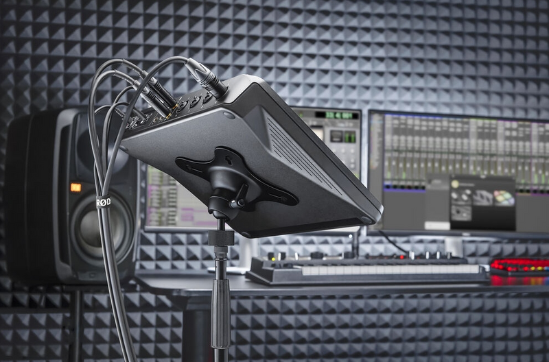 ZESTAW PROMOCYJNY   RODECaster Pro II - Studio Produkcji Podcastów  PLUS  Regulowany uchwyt RODE VESA Mount